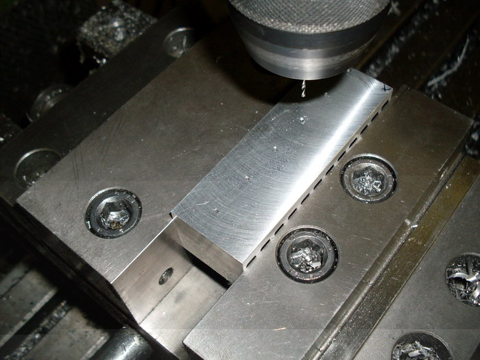 Kühlkörper bohren.jpg (338.27 KiB) 22866 mal betrachtet Erst mal Bohren...