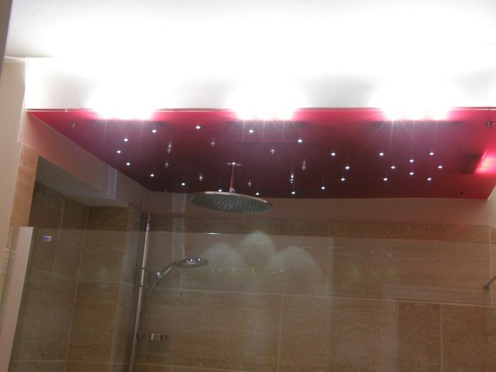 P6100268.jpg (54.02 KiB) 45166 mal betrachtet Die Decke hängt und leuchtet.