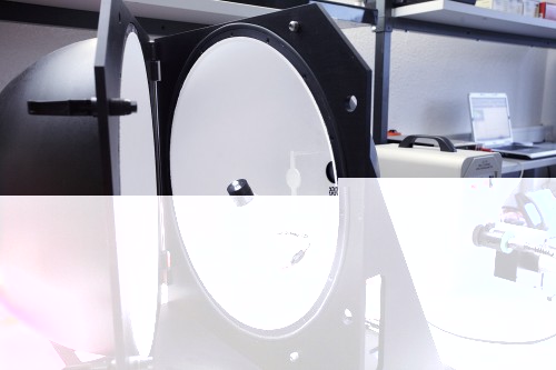 Labor Equipment. Hier: Ein Teil des LED Messsystems: Die Ulbrichtkugel