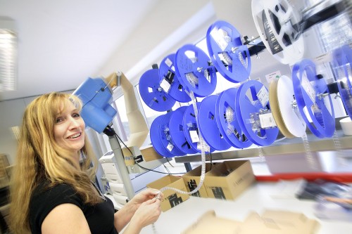 LUMITRONIX Logistik: Sonja Hoffmann beim Zählen von High-Power LEDs