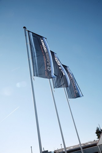 Zu einer Konzernzentrale gehören natürlich auch Flaggen.