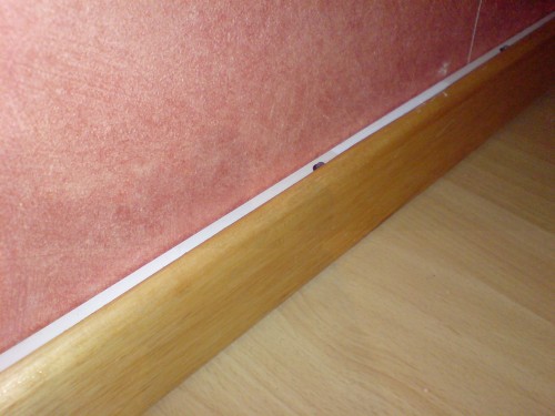 Der Kabeltunnel ist n bissl in die Leiste eingelassen...