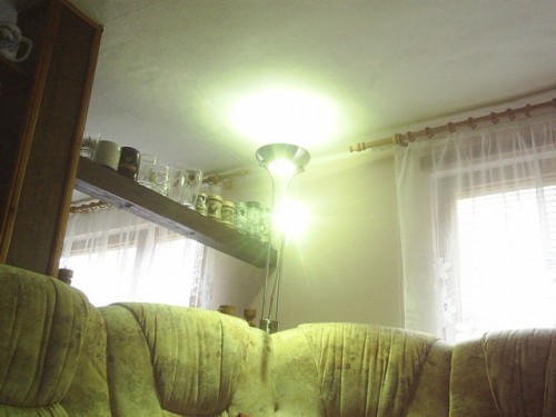 Deckenfluter Umgebaut auf dem niedrigsten eingestellt + Leselampe am Tag.