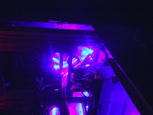 Der Lüfter im Gehäusedeckel mit 6 blauen und 6 roten Led's