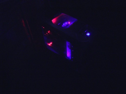 Hier das gesamtbild wo man die Front sieht sowie die Linke gehäuse seite und den gehäuse Deckel.