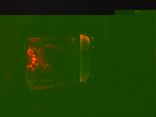 Hier nochmal die Linke seite des gehäuses mit dem gut zu sehenden Roten Led Lüfter und das darunter liegende Rote Led Cluster und bei den laufwerksschächten unten die Blauen Led's und oben wieder der Farbmix aus zwei Roten und einer Blauen LED.