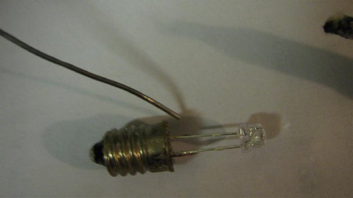 Angelötete LED + Lötzinn daneben...