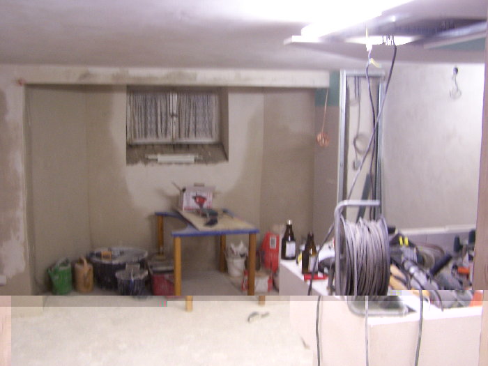 Blick auf Arbeitsbereich (mit 2 x 36 W LSR kaltweiss als indirekte Beleuchtung)