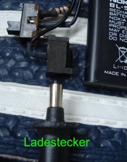 Der Ladestecker zum Aufladen des Akkus