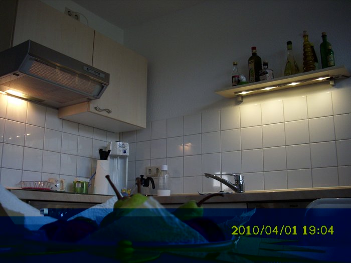 DSCI0260_cut.jpg (693.7 KiB) 31925 mal betrachtet Vergleich 25W-Kerzen-Glühlampe vs. 5,6-Watt (ab Steckdose) LED-Leiste (4x Cree XR-E @ 350 mA, 4,5W gehen in die LEDs + KSQ, 380-390 mW davon in die KSQ, wobei davon wiederum allein 300 mW in den Basis-Vorwiderstand des PNP-Transistors gehen...)<br /><br />Die LED-Leiste is heller als die Glühlampe und das weiß ist etwas soviel neutralweißer als es auf dem Fotos wirkt, wie die Glühlampe warmweiße ist, als sie auf dem Foto wirkt :-)