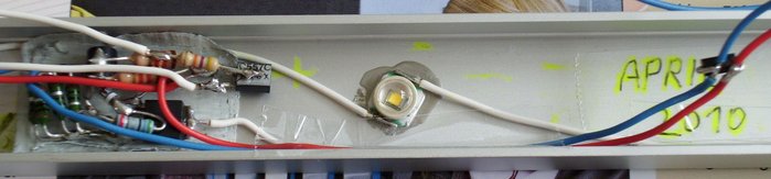 DSCI0240_cut.jpg (308.35 KiB) 28596 mal betrachtet Eine der LEDs + Ultra-Low-Drop-KSQ im Detail, hier habe ich den Shutdown-Anschluss von einem Bild weiter oben durch einen enable-Anschluss ersetzt, da sonst im Shutdown-"Betrieb" ca. 300 mW sinnlos in Wärme umgesetzt worden wären, die ca. 300 mW nimmt die KSQ selbst nun erst dann auf, wenn die Pull-Up-Widerstände über den hier zusätzlich verbauten (PNP-)Transistor (rechts oben) mit 12V verbunden werden.<br />Die 300 mW fallen bei den beiden parallel geschalteten Basis-Vorwiderständen (2x 1,2kOhm) an. Weitere ca. 30 mW am 4k7 pull-up für den MOSFET.