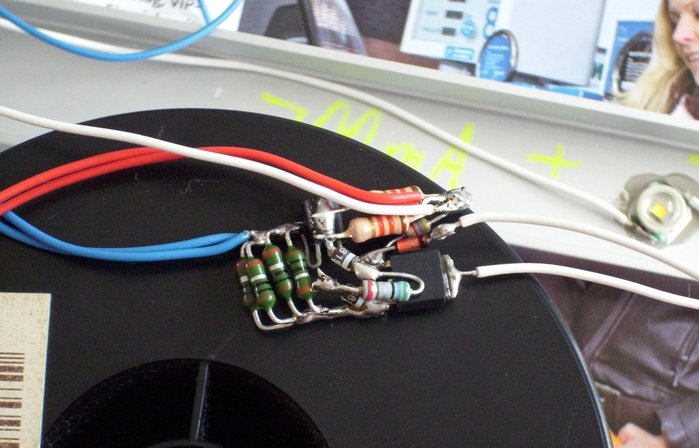 DSCI0236_cut.jpg (794.47 KiB) 28598 mal betrachtet Ultra-Low-Drop-KSQ im Detail --- die KSQ basiert auf meiner Idee der 2-Transistor-KSQ mit 1N4148, im zugehörigen Thread wurde dann eine Schottky-Diode vorgeschlagen und von Beatbuzzer schließlich 2 Schottky-Dioden in Reihe, ich habe noch 5,6 ohm mit in Reihe geschaltet, die 1N4141, die hier zu sehen ist, ist nur für einen Shutdown-Anschluss gedacht und kann entfallen.