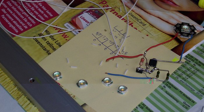 Einige Cree XR-E mit abgeknipsten Ecken (eigentlich nicht notwendig, da die Alu-Leiste eloxiert ist, dem traue ich aber nicht). Beim Abknipsen in einen weitgehend abgedeckten Behälter knipsen, kann sonst ins Auge gehen!!!