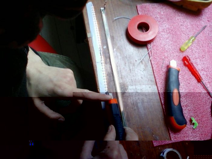 2 LED-stripe zusammenkleben und löten und die Rückseite mit Isolierband sichern