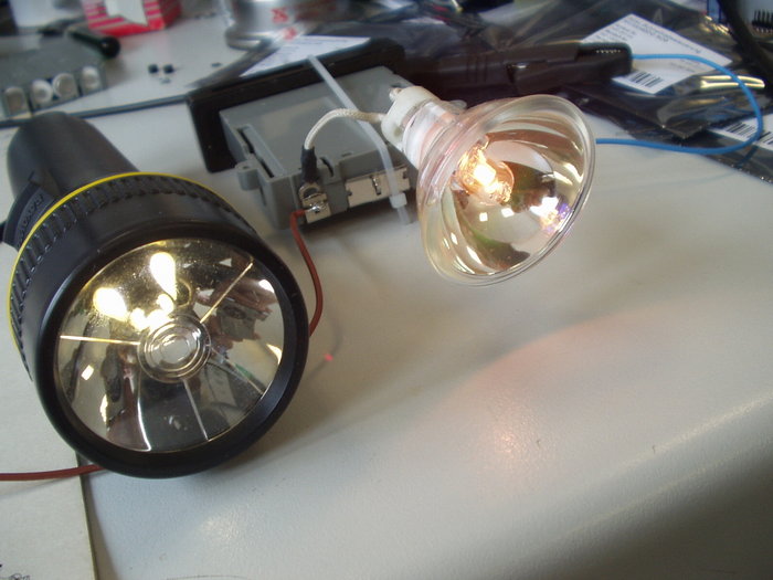LED mit 8,85 mW vs. Halogenlampe mit 16,28W (16280 mW)