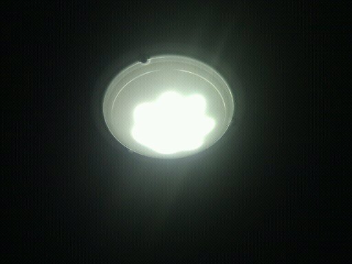 mit Abdeckung und in Betrieb. Der Blendeffekt ist der Kamera geschuldet. Die Sternform zeichnet sich hinter dem Glas schon deutlich ab.