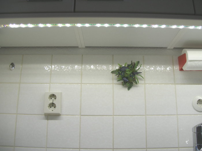 Küchenlampe-Led-zu-sehen.JPG