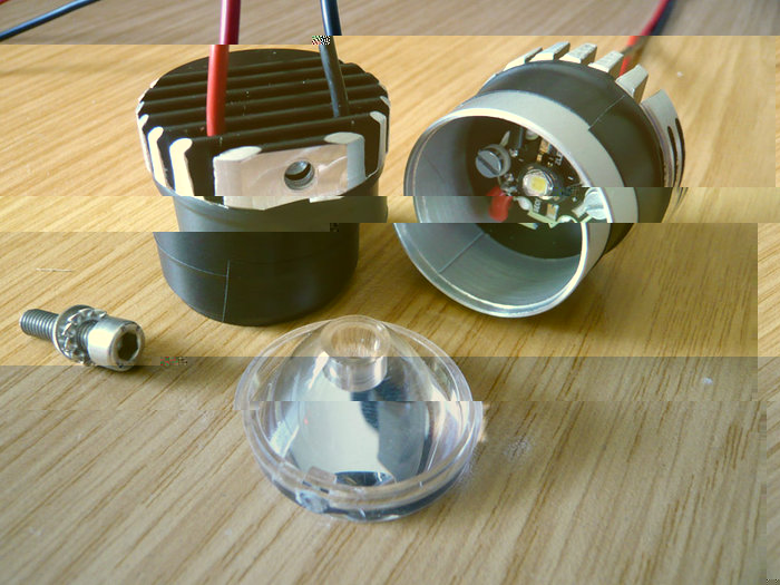 LEDs sind im Gegensatz zur "Voralge" nicht eingeklebt, sondern verschraubt. Mir war die Klebepaste mit über 10EUR zu teuer. Die Wärmeleitpaste kostet weniger wie 1 EUR.<br />Das Alurohr ist mit Klebeband nur provisorisch befestigt.