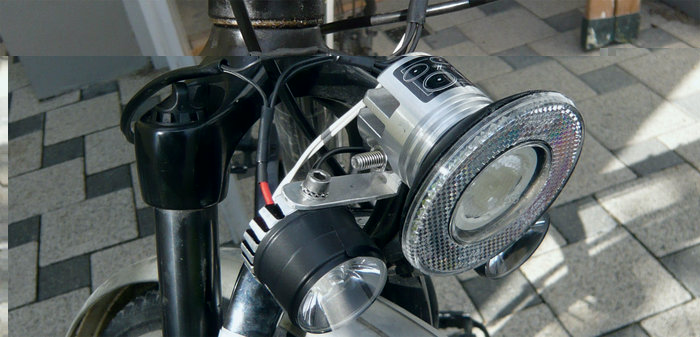 Die drei selbstgebauten Scheinwerfer sind mit je einer "Seoul 3.5W Star LED (P4 Version)" bestückt. Die seitlich angebrachten LEDs haben eine "LT-1211, Gaggione Mobdar extra narrow 6°" Optik und die mittlere eine "LT-0234, 1x 1W Austauschlinse 30°" von "LED-TECH punkt DE". Das Rücklicht ist eine "LT-0066, Ultrabright LED". Den Reflektor der alten Lampe habe ich recycelt und über das Alu-Gehäuse über einen Presssitzt montiert.