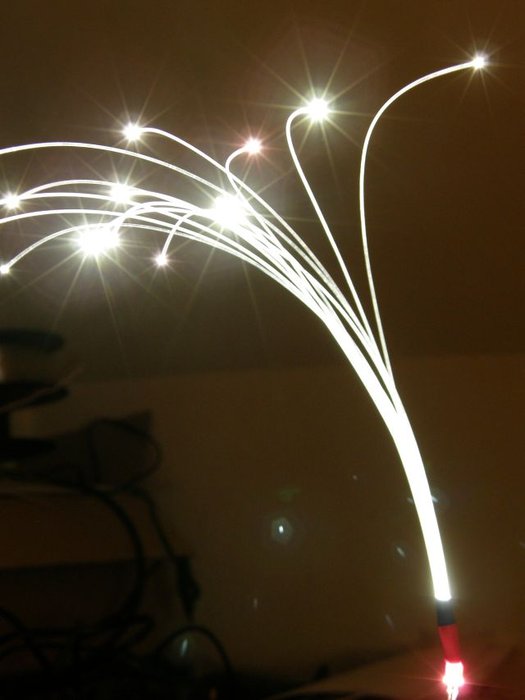 Eine LED mit 14 Fasern mit Schrumpfschlauch verbunden.