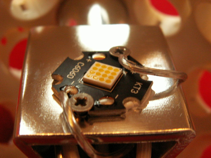 eine der 3 eingebauten LEDs auf Starplatine