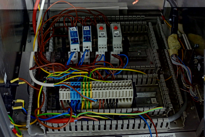 Steuerkreis in 230V-Variante. Eltakos sind inzwischen durch 15V-Printrelais ersetzt worden, die Condor IMF2 Zeitrelais können auch 15V und wurden beibehalten.