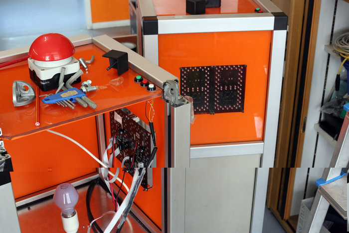 Tische in der groben Übersicht: Zu sehen sind der Buzzer und die beiden Segmetanzeigen, die je Ziffer mit 5V versorgt werden. Ansteuerung erfolgt über so eine Art Bus?! Oben sind die drei Taster (+1, -1, Rücksetzen).