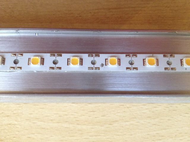 Der maßgefertigte Aluklotz passt saugend in das Profil der Leuchte. Eigentlich hätte man auf den Kleber fast verzichten können.