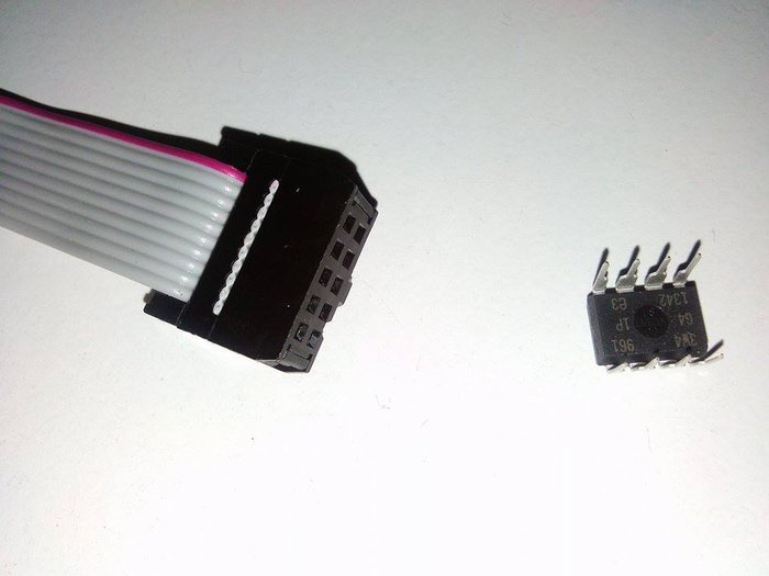 Der ATtiny 45 neben dem Kabel vom Programmer.