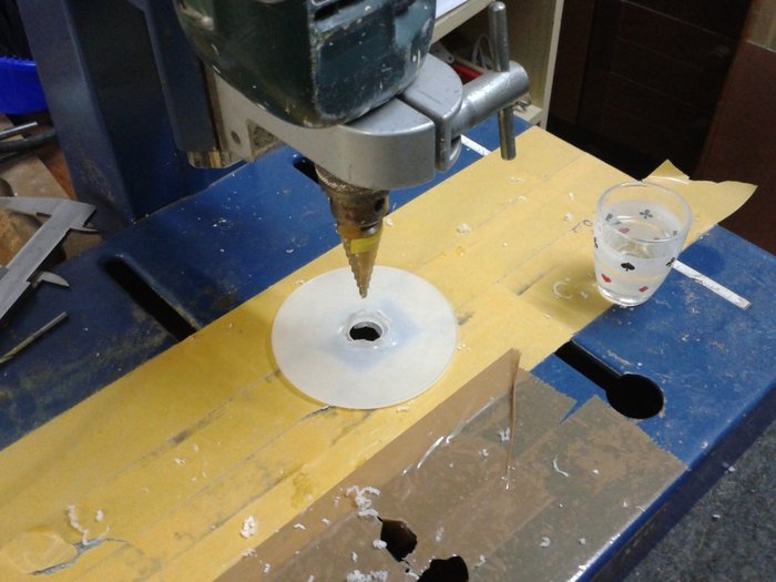 2.jpg (157.13 KiB) 10415 mal betrachtet Genau mittig hab ichs nie geschafft, aber es fällt an der fertigen Lampe nur auf wenn mans weiß... ;)