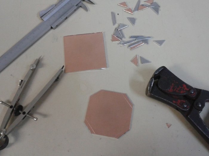 3.jpg (133.73 KiB) 13340 mal betrachtet Die Knipszange half nichts, da ich damit nicht viel genug weg bekam. Die Ecken musste ich daher doch mit der Säge absägen um halbwegs hübsche Achtecke zu erhalten.