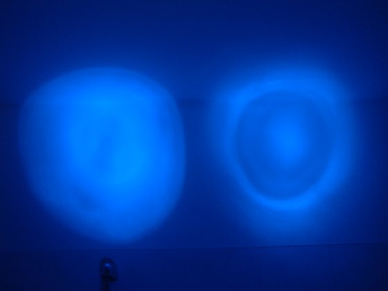 Links:Lumitronix 8000mcd 20° 470nm<br />Rechts:Ledtech LT-426 5000mcd 20° 470nm von Nichia