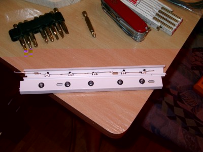 Die Leisten mit den orangefarbenen LEDs, für die Beleuchtung hinter dem Plexiglas.