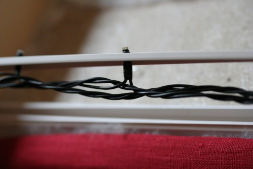 LEDs von unten durch das vorgesehen Loch der Abdeckung gesteckt.