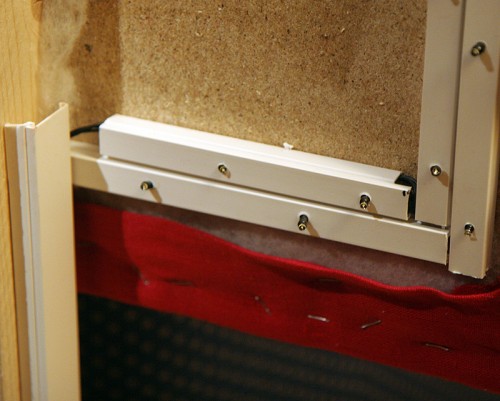 aufgesetzte Schienen mit nicht ganz senkrecht stehenden LEDs<br />(am linken Bildrand Kabelzuführung, 30x10mm Querschnitt)