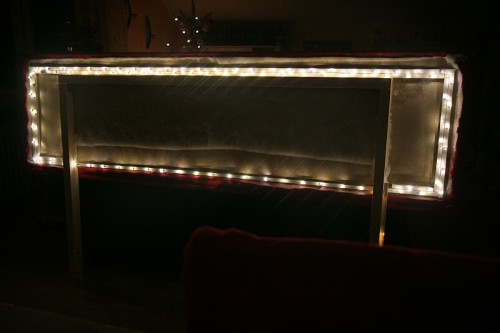 Rückansicht des Kopfteils bei eingeschalteter Beleuchtung (Totale)